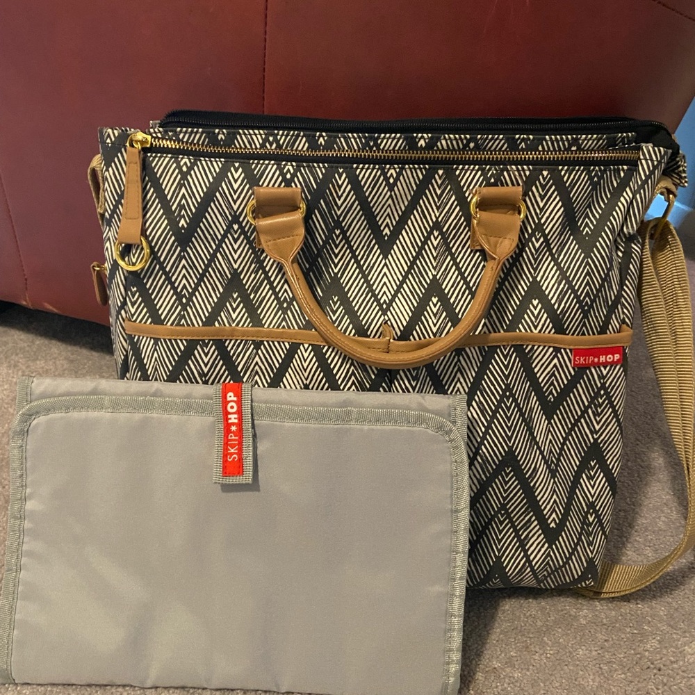 Skip Hop Messenger Diaper Bag w Changing Pad, Duo Signature, Zig Zag Zebra
